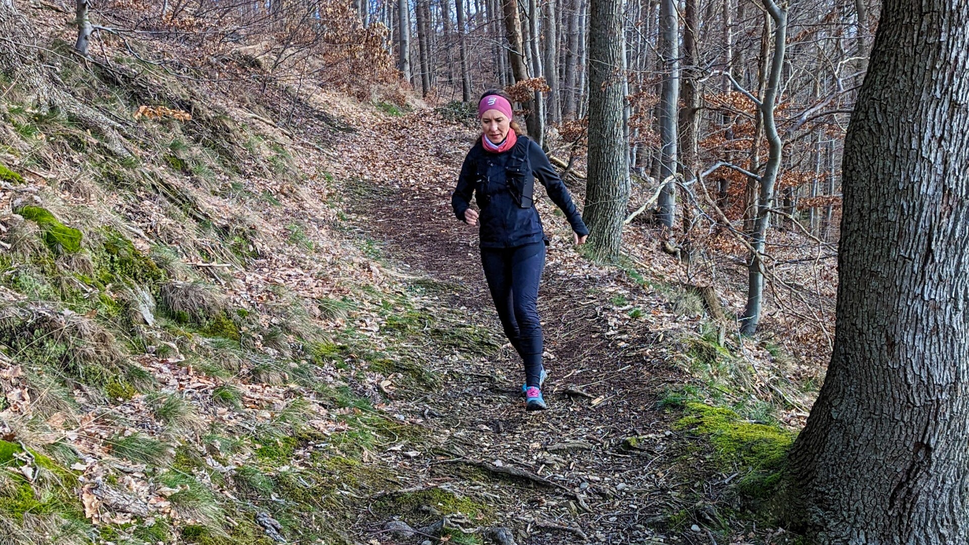 She smiles after 5 kilometers, after 7k, and she smiles after 11k and 400 meters of altitude. Super Sara is ready to shine in Sussex.